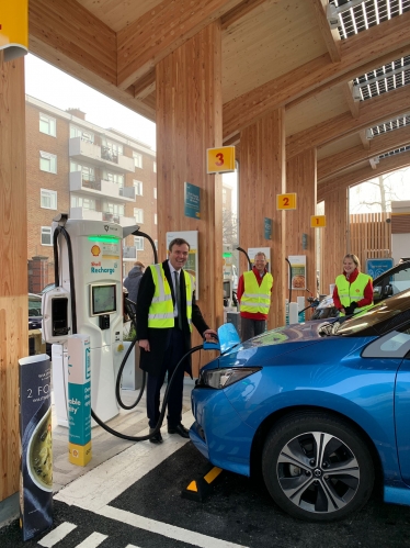 Greg gets ‘hands on’ at Fulham’s first EV station!